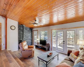 5 Mi to Ghost Town: Mtn-View Crown King Retreat - Crown King - Living room