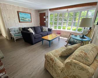 Plan your Cape Cod fall getaway now!! Beach cottage steps from private beach! - North Falmouth - Sala de estar