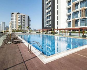 Bespoke Holiday Homes - Studio with Modern Amenities in Azizi Riviera - Dubai - Pool