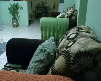 Relaxing king size bed - Portmore - Living room