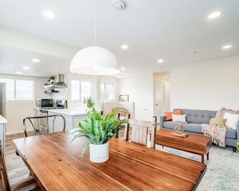 Disney Retreat: Spacious 3-Br Contemporary Condo - Midway City - Restaurante