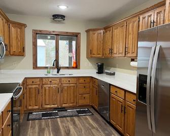 Beautiful walk out rambler on Fox Lake, great for year round use - Faribault - Kitchen
