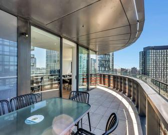 Melbourne Lifestyle Apartments - Best Views on Collins - Melbourne - Balcón