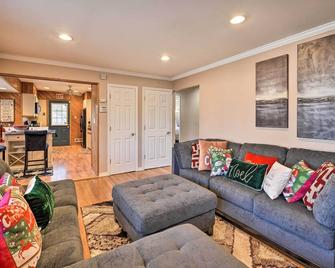Quiet Commack Cottage with Pool, 8 Mi to Beach! - Commack - Living room