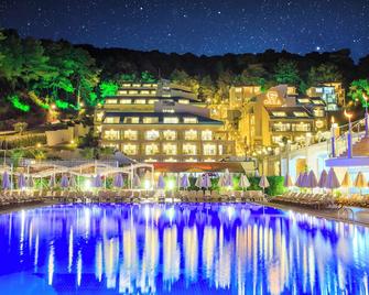 Orka Sunlife Resort Hotel and Aquapark - אולודניז - בריכה