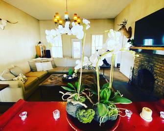 The Cattleman's Headquarters - A Historic Ranch Retreat - Alpine - Huiskamer