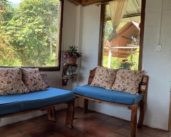 Urku Allipacha Finca Organica Casa De Ca - Banos - Living room