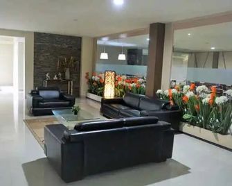 Jhoanie Hotel - Tomohon - Lobby