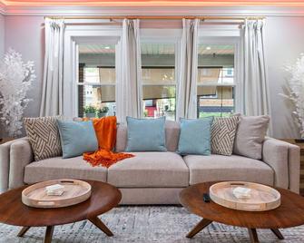 Spacious 4 Bed Home W Fios, Fenced Yard, Deck, Grillpittsburgh, Pa.Close To All - Pittsburgh - Lounge