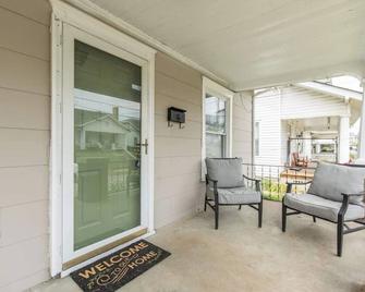 This bungalow is a 2 bedroom(s), 1 bathrooms, located in Lexington, KY. - Lexington - Balcony