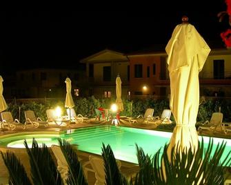 il borghetto Bennie en Liisa - Cupra Marittima - Zwembad