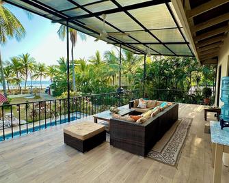 Villa CocoSol Retreat: Spacious Private Home on the Beach - Esterillos Este - Balcón