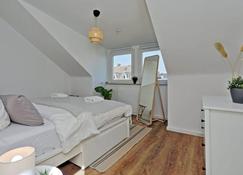 Stylish 3BR apartment -10min to Hbf, full kitchen, homeoffice, Netflix, Wifi - Düsseldorf - Habitación