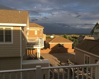 Third from the beach- Ocean and Beach Views !!! - Stone Harbor - Balcón