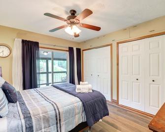 Cozy Mars Hill Farmhouse with Scenic Views - Mars Hill - Bedroom