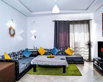 Charming Apt with Pool, Sea View & Large Terrace, in peaceful Imi Ouaddar - Imi Ouaddar - Salon