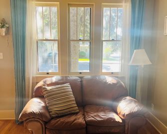 Walk to Dining Breweries and Shops Plus New Hot Tub - Louisville - Living room