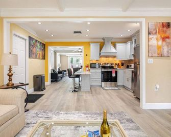 NEW 3BR home with pool and tropical garden - Fort Lauderdale - Kitchen