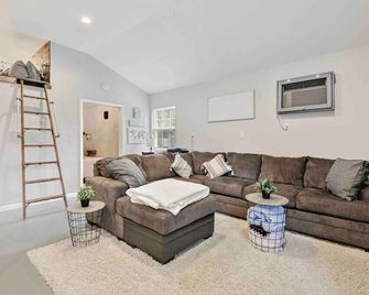 Fox Cottage Pet Friendly - Catonsville - Living room