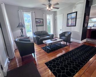 Charming Historic 4-bedroom House in Downtown Granville with AC and WiFi - Granville - Вітальня