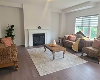 Near Port Dover/Turkey Point Furnished 5br House - Simcoe - Living room