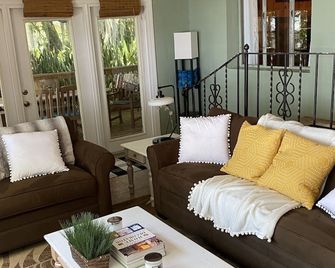 Serenity Cottage on Lake June - Lake Placid - Living room