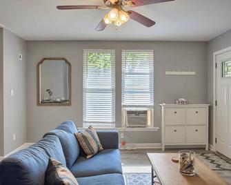 Cozy Cottage in Urbana Near The University of Illinois - 어배너 - 거실