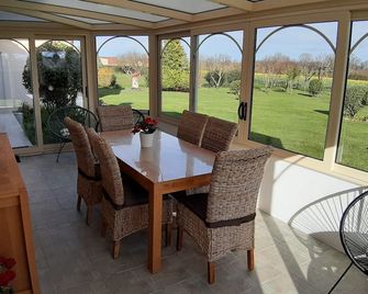Gîte 'Au P'tit Tourois' de plain-pied tout confort avec véranda proche d'Omaha Beach et de Bayeux accueillant les animaux - Tour-en-Bessin - Dining room