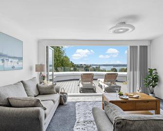 Vomero Holiday Apartments - Torquay - Living room
