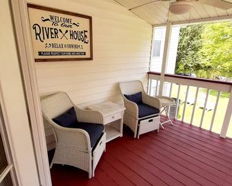 Relaxing Waterfront cottage with boat launch and kayaks. Close to town. - Childersburg - Balcony