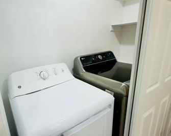 Brogden Home in central Goldsboro area - Goldsboro - Laundry facility
