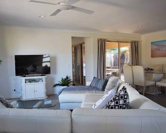 Spacious Pet Friendly Home With Private Pool 5mins From Mooloolaba Beach - Mooloolaba - Living room