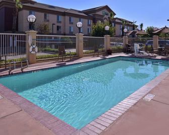 Hampton Inn & Suites Woodland-Sacramento Area - Woodland - Pool