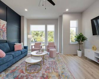 Dolly and Denim 4 Bedroom 4.5 Bath with Spacious Rooftop - Nashville