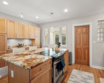 Old Town Gem | Walk to Dining, Shops & Riverfront - Alexandria - Kitchen