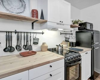 W. Cola Mini Pad -Tiny House - West Columbia - Kitchen