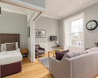 Destiny Scotland - Princes Street Residence - Edinburgh - Living room