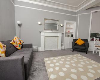 Bonhill Getaway - Dumbarton - Living room