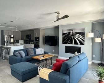 Upscale Modern in Central Park - דנבר - סלון