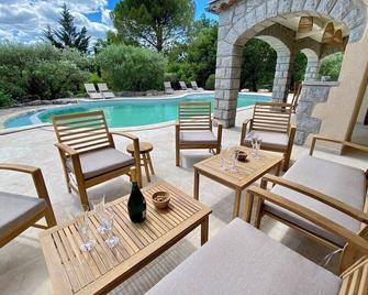 Maison pour 12p, piscine à débordement chauffée d'avril à octobre inclus - Ruoms - Patio