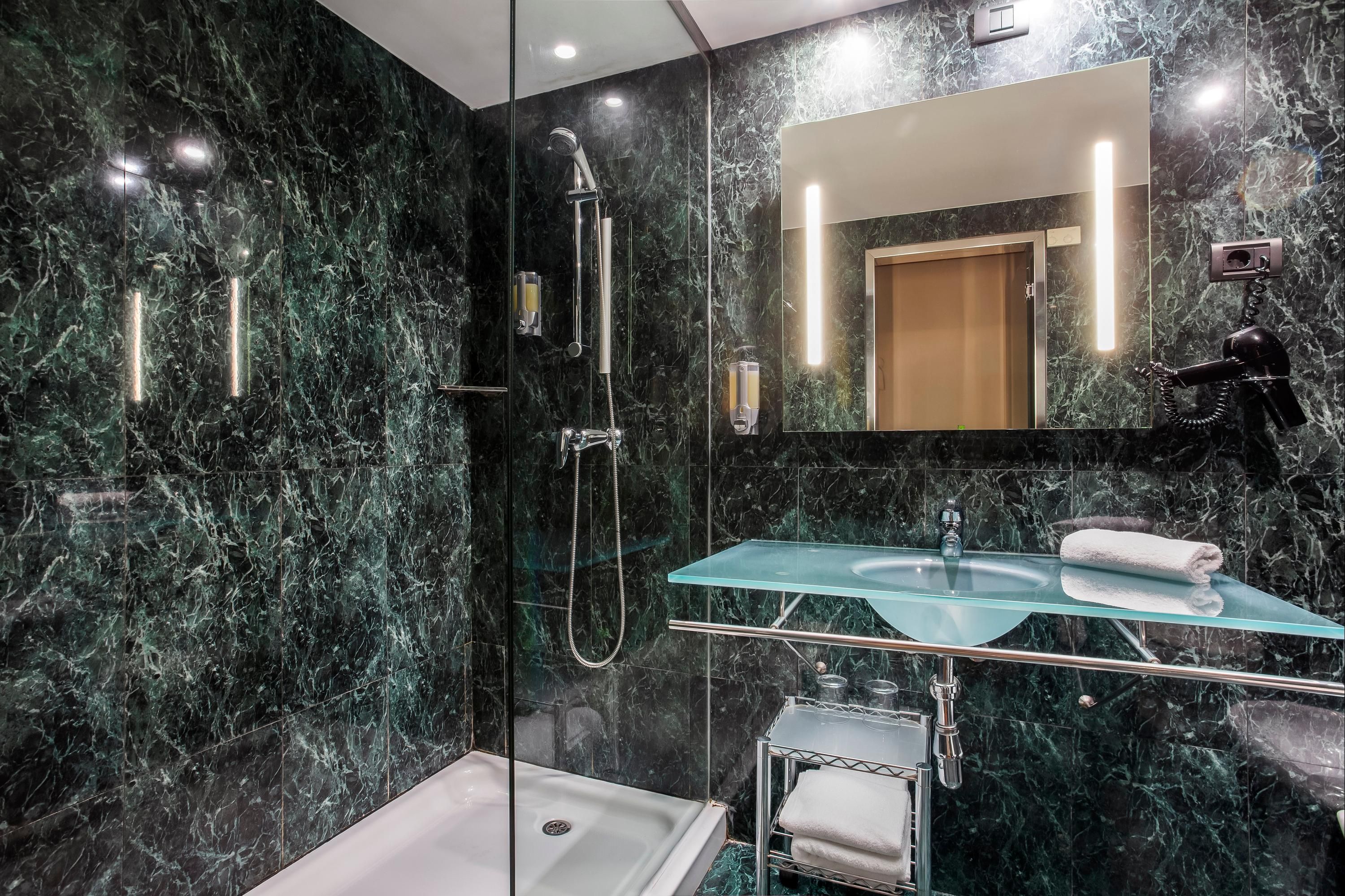 B&b Hotel Granada Estación - Granada - Bathroom