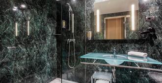 B&B Hotel Granada Estación - Granada - Bathroom