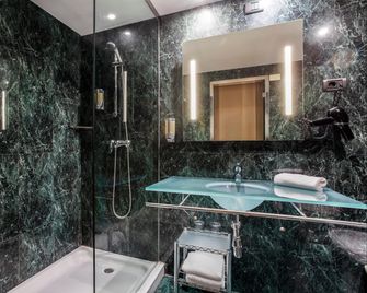 B&b Hotel Granada Estación - Granada - Bathroom