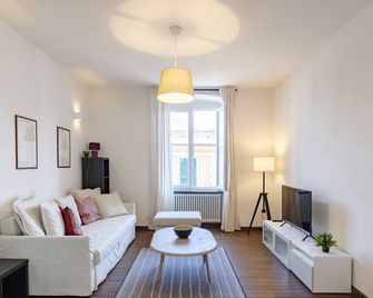 Joivy Spacious Family Apt For 4, In Carignano, Genoa - Génova - Sala de estar