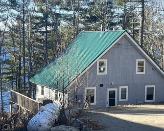 Rocky Haven: Tranquil Lakeside Cottage Near Acadia - Orland - Edificio