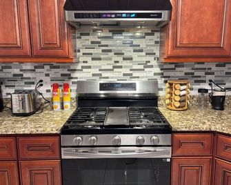 Central 3BR • 1 Min Walk to Logan Valley Mall - Altoona - Kitchen