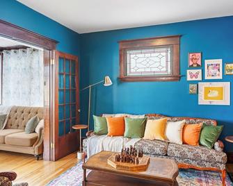 Beautiful Victorian Home Located Downtown Moncton - Moncton - Sala de estar