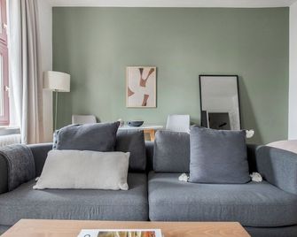 Deluxe Steglitz Studio nr Schlossstraße, by Blueground - Berlin - Wohnzimmer