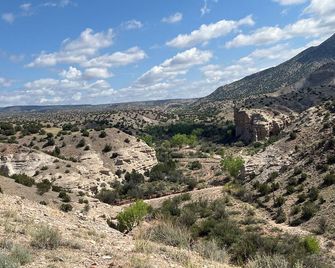 Architectural Jewel with WiFi and AC on Plaza Blanca in Abiquiu - Abiquiu - Outdoors view