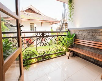 Tripletree Sinergi Hotel Tretes - Pasuruan - Balkon